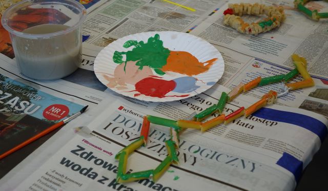 naszyjnik z makaronu penne pomalowanego różnymi kolorami farbek