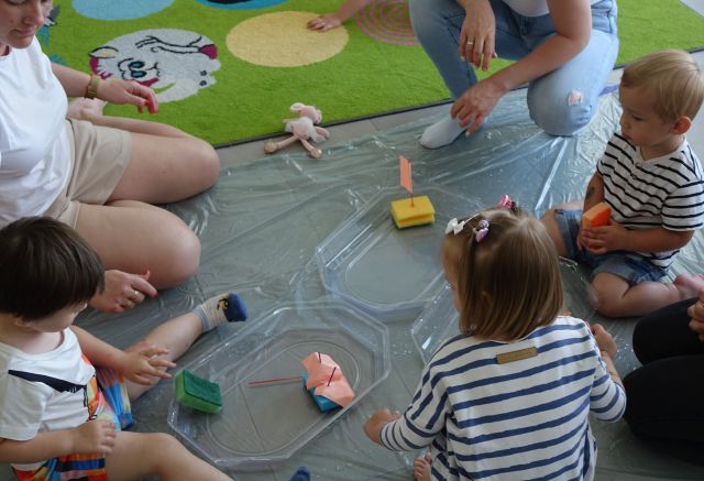 dzieci i mamy robią z gąbek statki