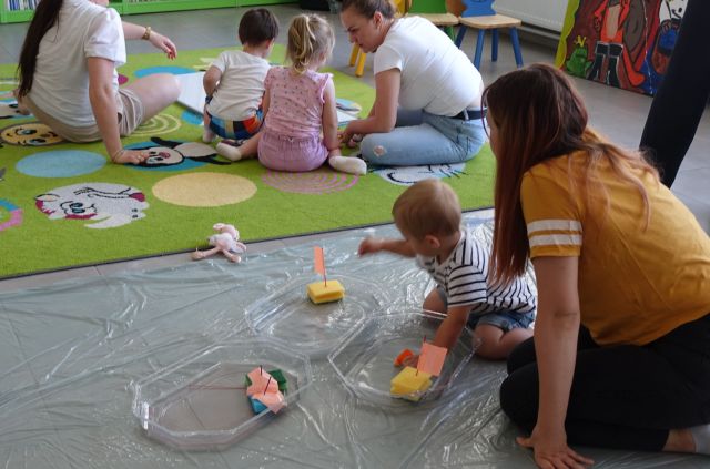 dzieci bawią się statkami z gąbek
