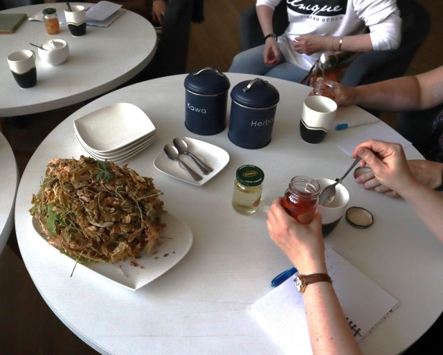 dłonie trzynające w dłoniach syrop i łyżeczkę