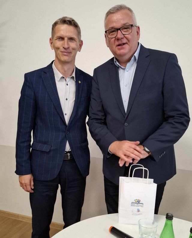 satyryk i burmistrz pozują do zdjęcia