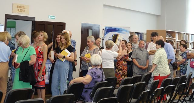 kolejka stojąca do autora po autograf