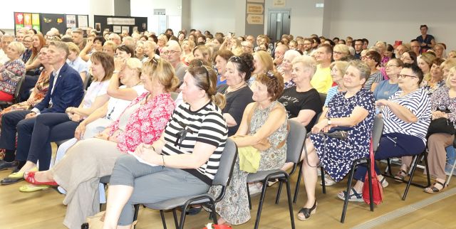 prawie 250 uczestników spotkania autorskiego siedząca na krzesłach
