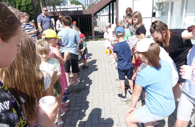 dzieci stojące w dwóch rzędach 