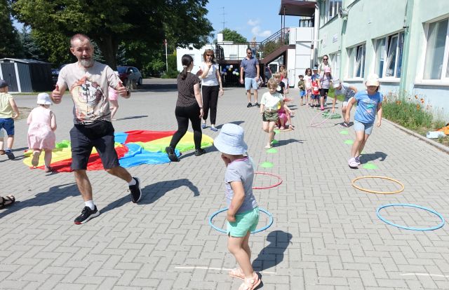 dzieci w dwóch rzędach biegną w konkurencji z przeszkodami