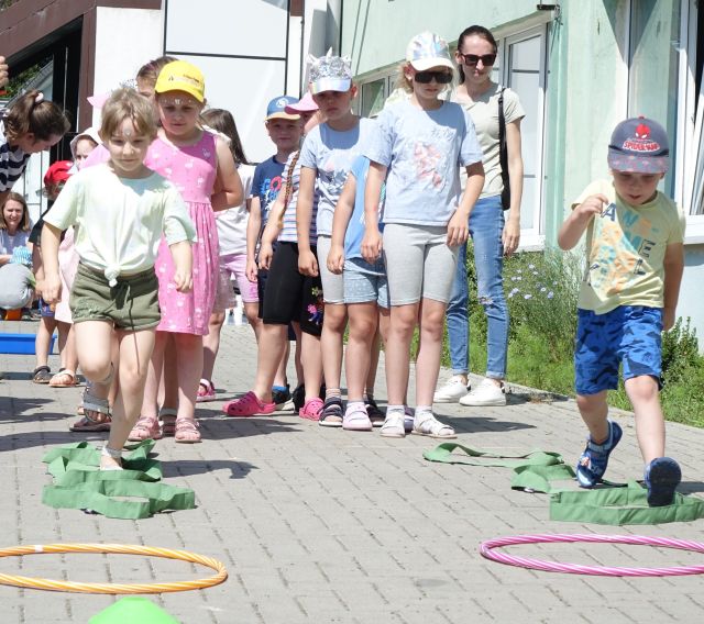 dzieci stoją w dwóch rzędach