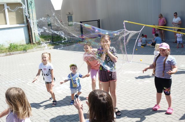 na zdjęciu bańki mydlane i dzieci