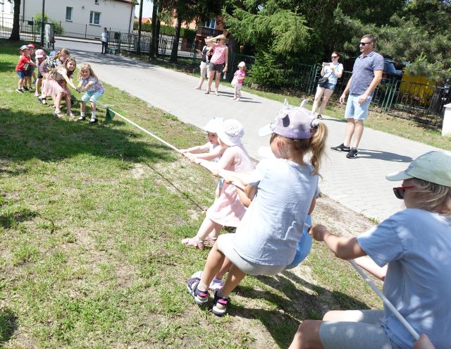 dzieci przeciągają linę