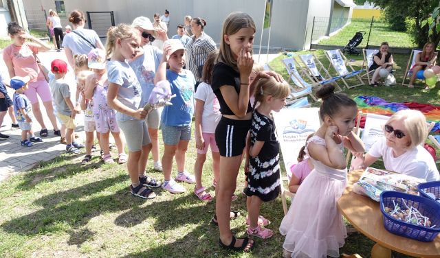dzieci stojące w kolejce