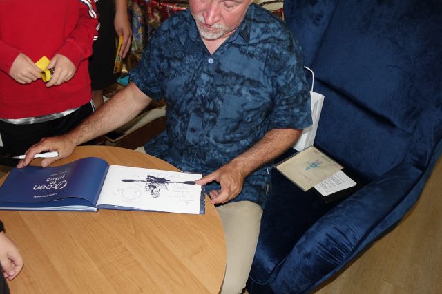 autor wpisuje się do książki