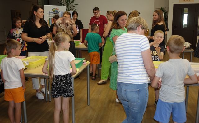 uczestnicy warszyatów czerpią papier