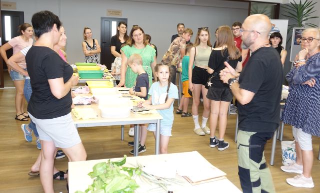 uczestnicy warsztatów czerpią papier