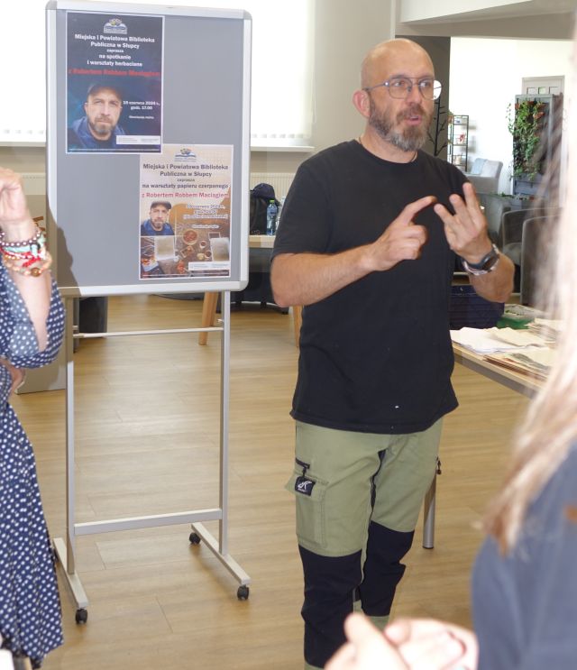 mężczyzna opowiadającyuczestnikom warsztatów