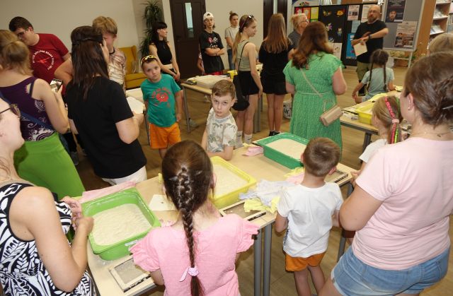 uczestnicy warsztatów słuchają opowiadającego mężczyzny