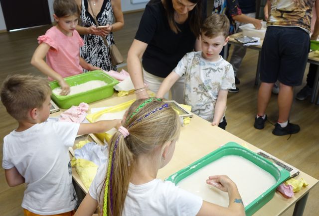 dzieci z mamami robią papier czerpany