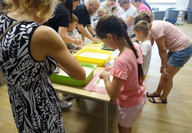 uczestnicy warsztatów robią papier