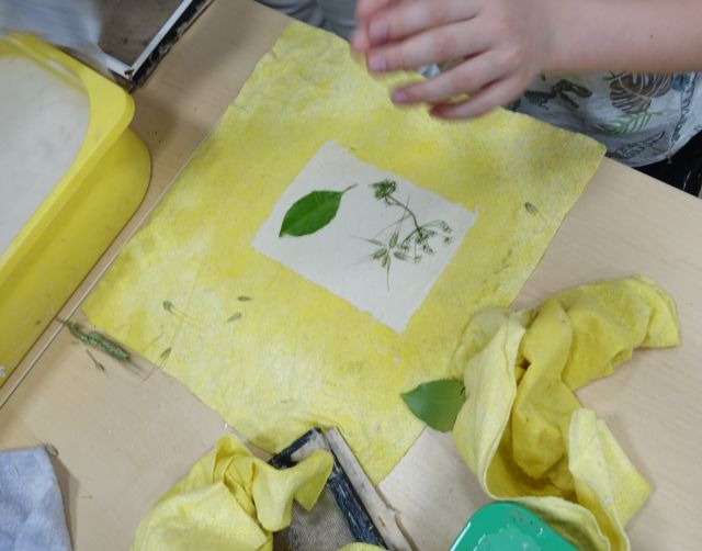 papier z liśćmi zrobiony przez uczestnika warsztatów