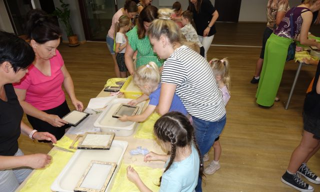 uczestnicy warsztatów czerpią papier