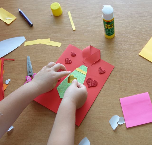 różowa laurka z krawatem z papieru