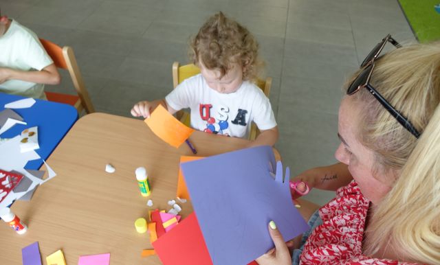 dziewczynka z mamą wycinają z papieru