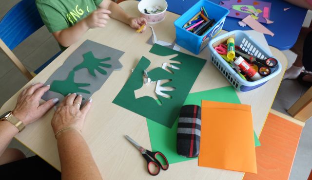 dziecko wycina z papieru ręce