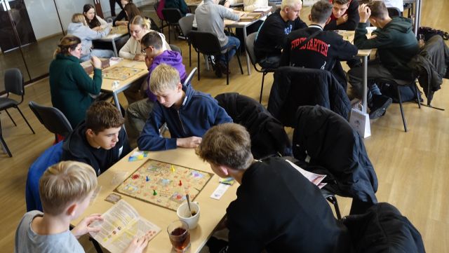 młodzież gra w planszówki