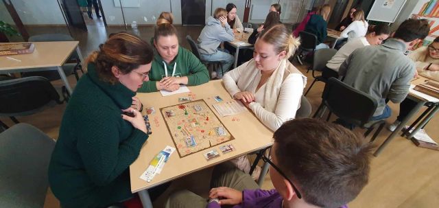 młodzież gra w planszówki