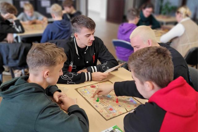 młodzież gra w planszówki