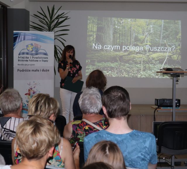 dyrektorka biblioteki wita zgromadzonych na spotkaniu gości