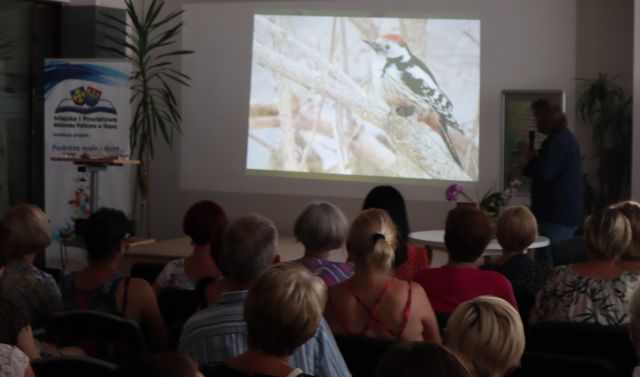 publiczność ogląda wyświetlane zdjęcia ze zwierzętami