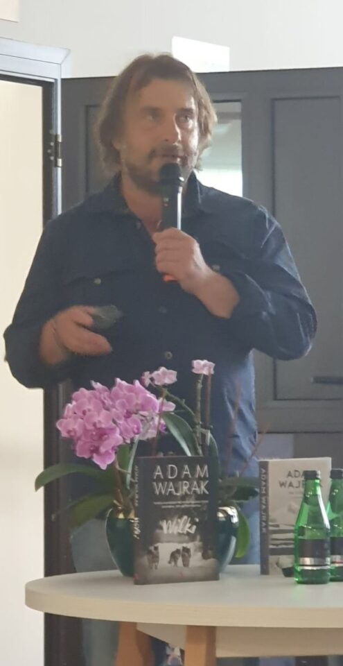 mężczyzna z mikrofonem