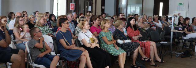 licznie zgromadzeni uczestnicy spotkania siedzący na krzesłach