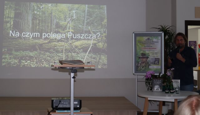 autor prezentuje puszczę na slajdach