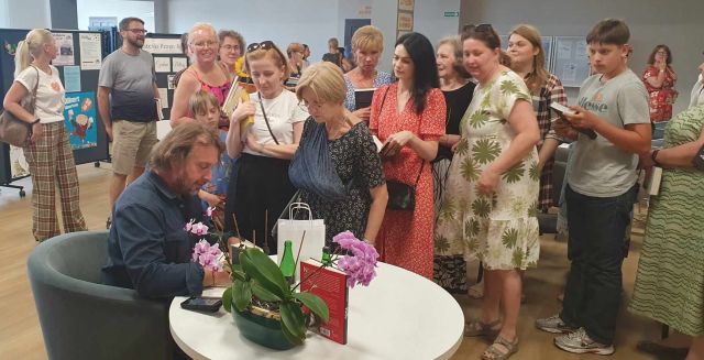 kolejka po autograf do autora