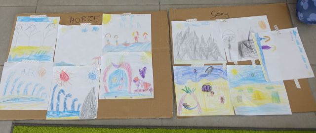 prezentacja rysunków przedszkolaków. Na rysunkach góry i morze