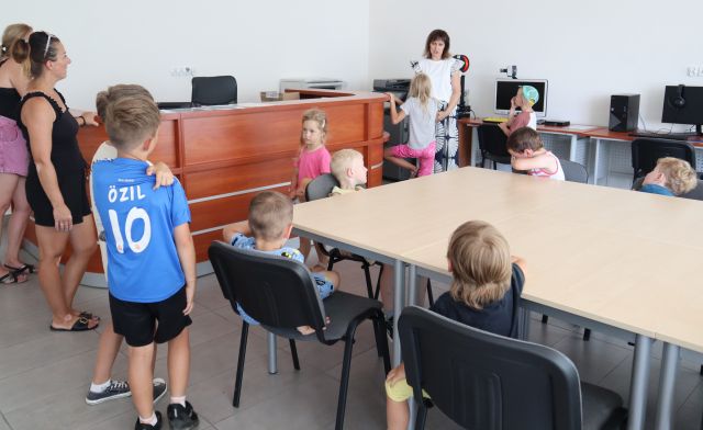 przedszkolaki zwiedzają salę komputerową