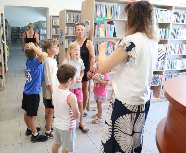 przedszkolaki w wypożyczalni dla dorosłych