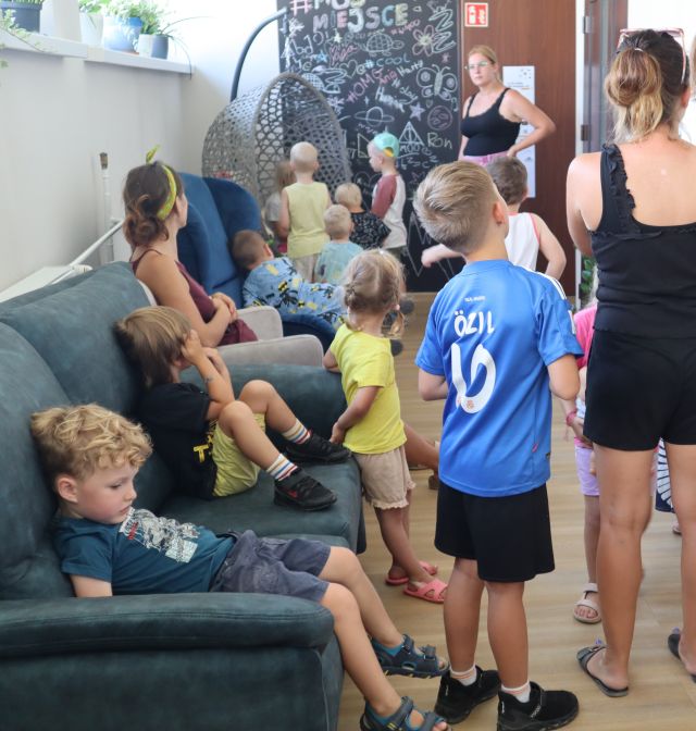 przedszkolaki w przestrzeni dla młodzieży