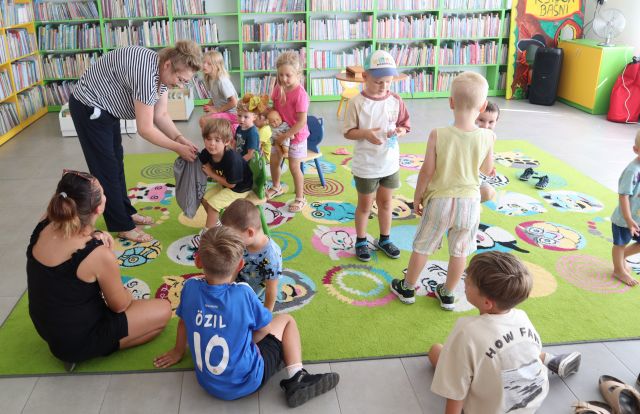 przedszkolaki wyciągają fanty z worka