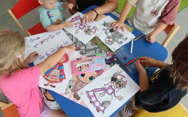 przedszkolaki wyklejają plasteliną