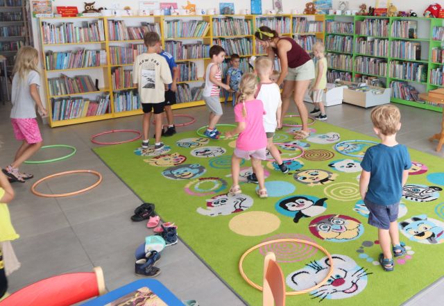 dzieci na dywanie bawią się hula hoop