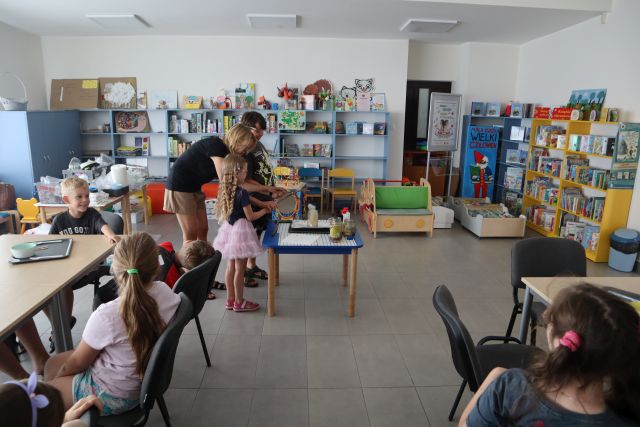 kobieta z dwójką dzieci patrzą na dym ulatniający się ze słoika