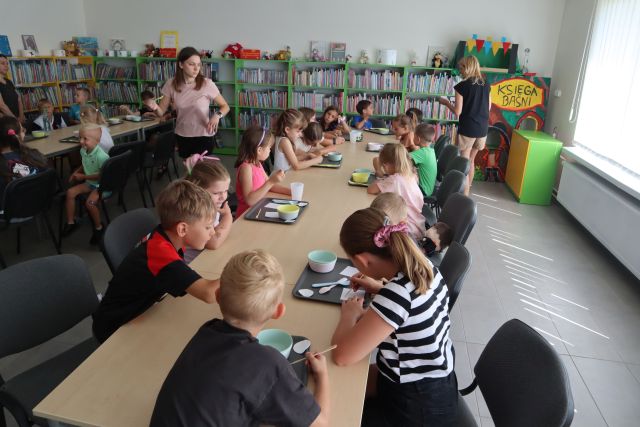 dzieci rysują na małych kartkach