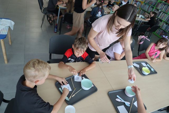 dzieci pocierają wacikiem po zarysowanych karteczkach