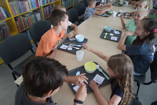 dzieci rysują na kartkach