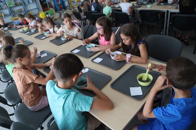 dzieci mieszają w miseczkach slimy