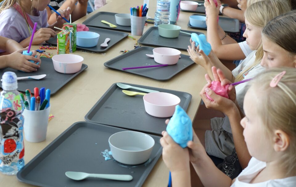 dzieci robią balony ze slimów