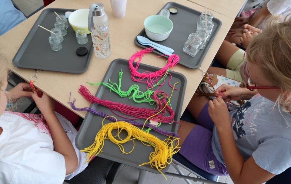 kolorowe sznurki, na tacka miseczki i słoiczki