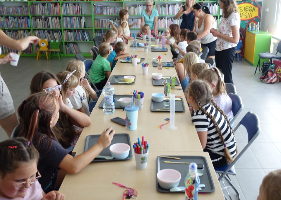 30 dzieci miesza w miseczkach kolorowe slimy