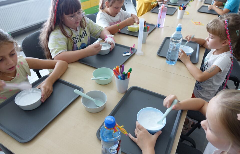 dzieci mieszają slimy w miseczkach